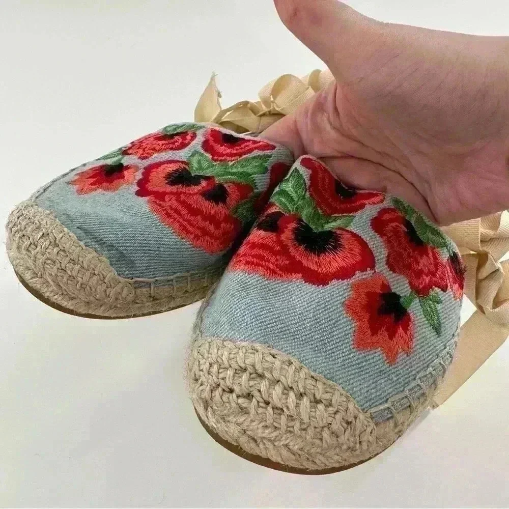 Jessica Simpson Flippo flats size 8.5 38.5 denim floral embroidered espadrilles